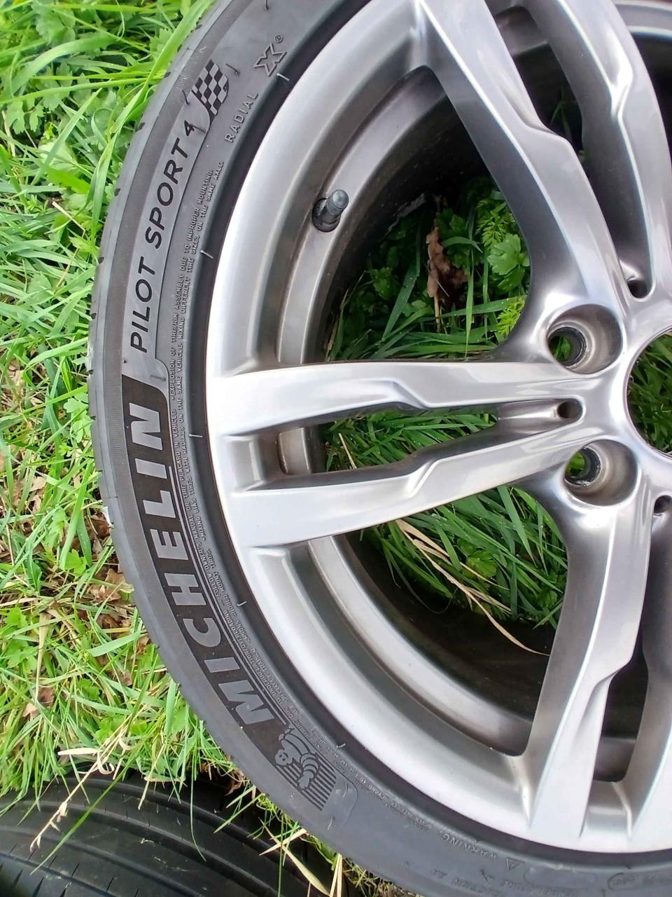 Mooie lichtmetalen velgen BMW M-sport met 18 inch zomerbanden (breedte set)