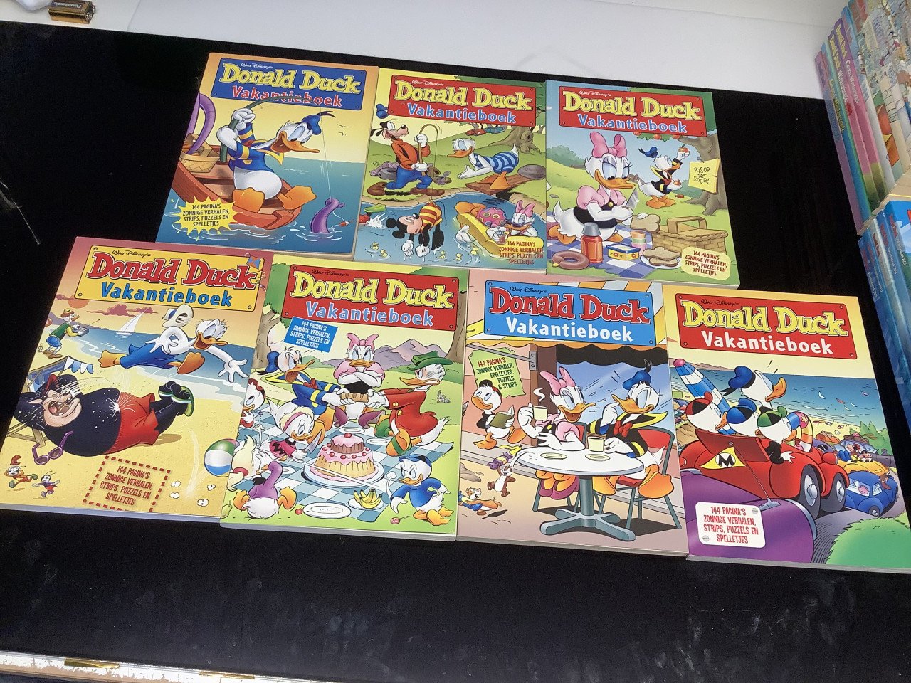 Grote stapel Donald Duck vakantie- en winterboeken.  Alleen af te halen.