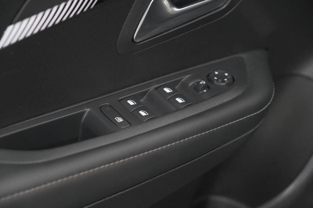 Peugeot 208 puretech 100 allure | parkeersensoren | navigatie | apple carpl