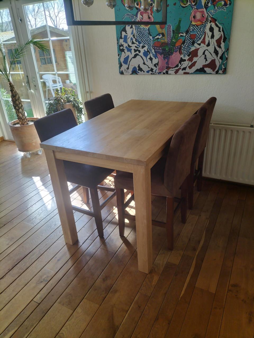 Bartafel met 4 krukken