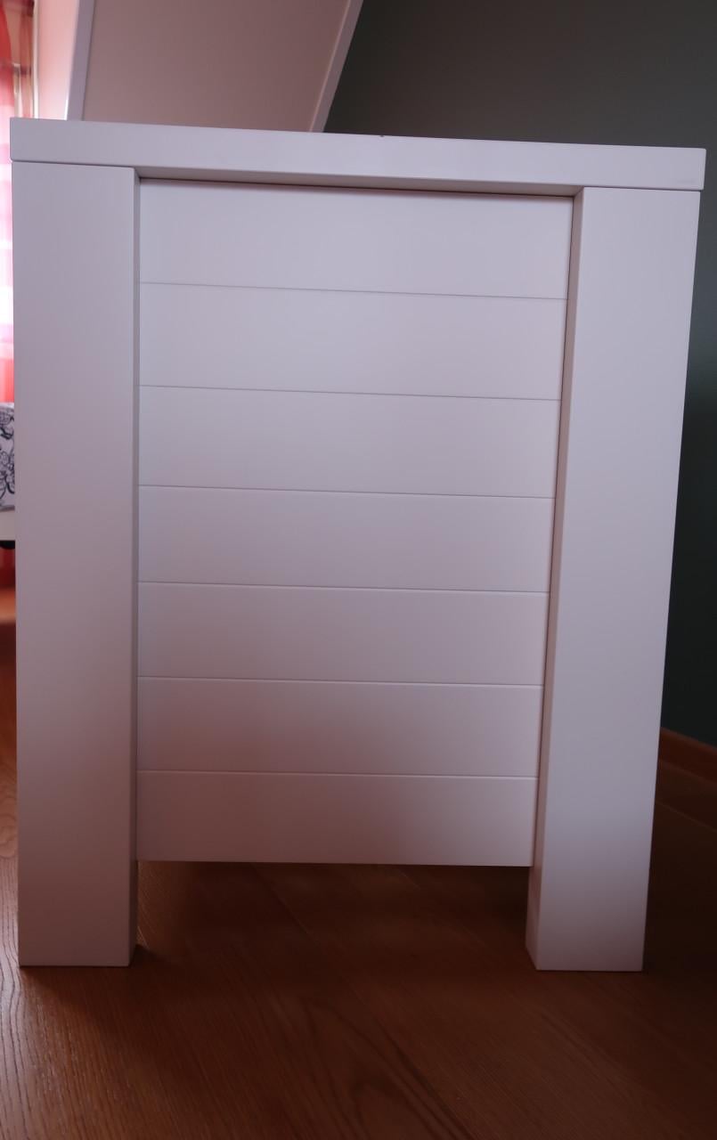 Massief houten kinderledikantje met matrasje, wit en in hoogte verstelbaar.
