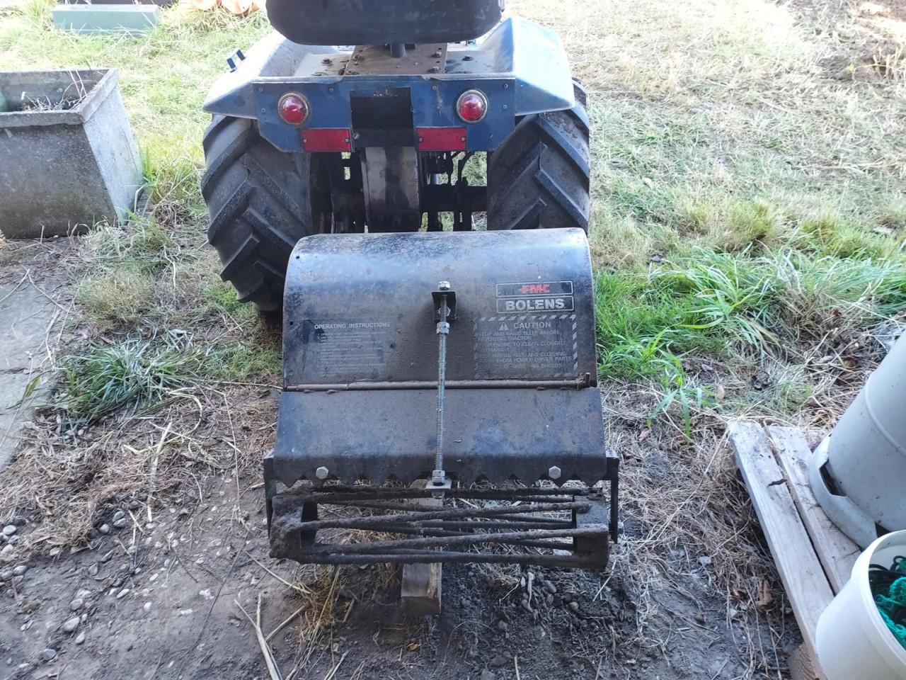 Bolens tuin tractor met accessoires uit de jaren 70.