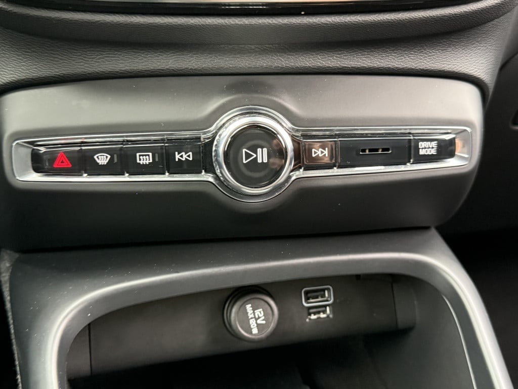 Volvo XC40 t5 262pk recharge business pro| navi| keyless| led| getint glas|