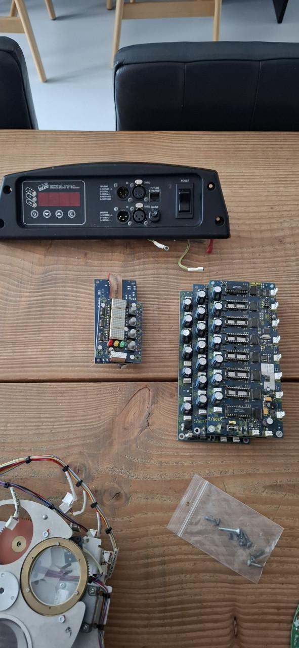 ClayPaky Alpha Spot 575 HPE 2 X 1 defect+ reserve onderdelen.