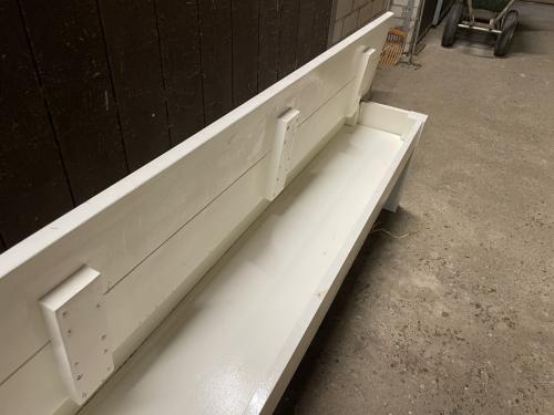 Wit houten bankje met klep