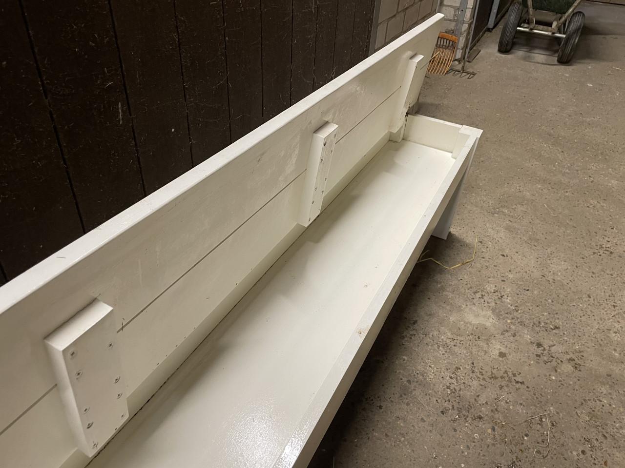 Wit houten bankje met klep