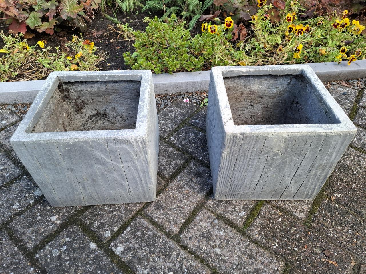 Twee zware bloembakken