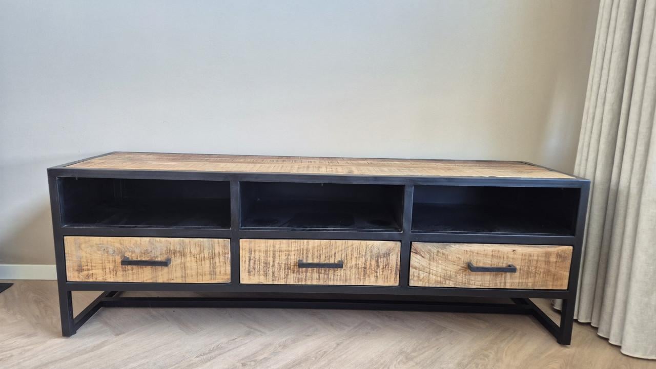 Mooi Tv meubel / dressoir staal met mangohout.