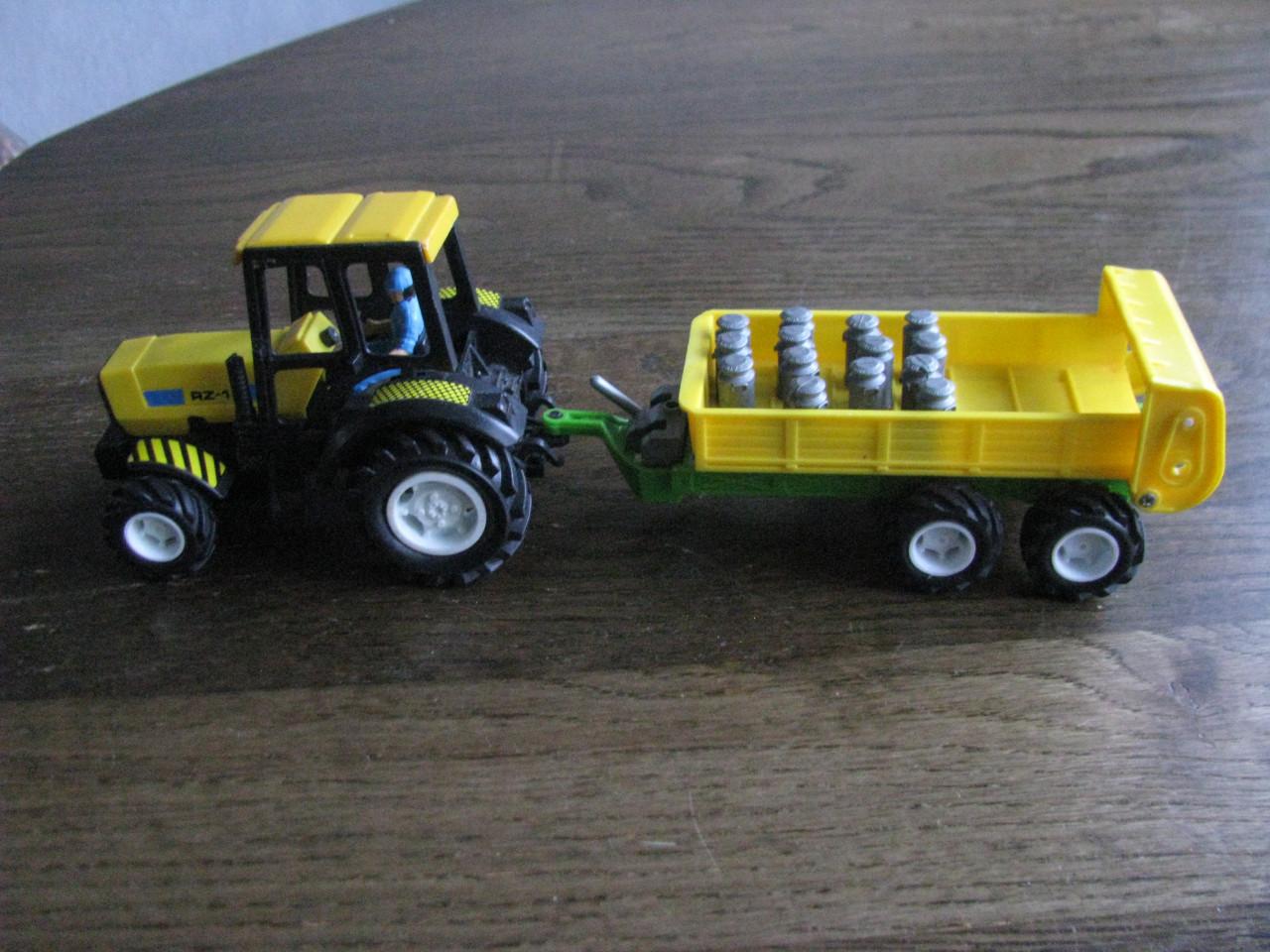 Tractorens met werktuigen.