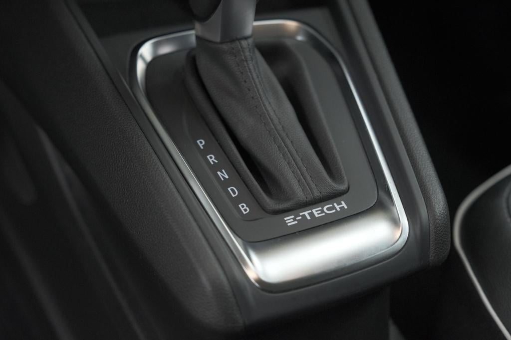 Renault Captur 1.6 e-tech hybrid 145 intens | trekhaak | camera | stoelverw