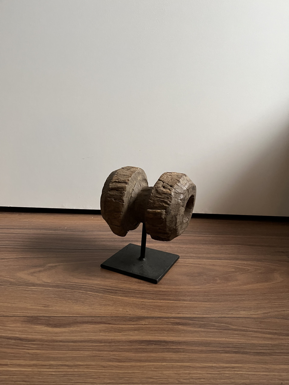 Klein ornament op standaard