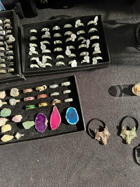 Partij sieraden te koop oa hangers, armbandjes, oorbellen en ringen