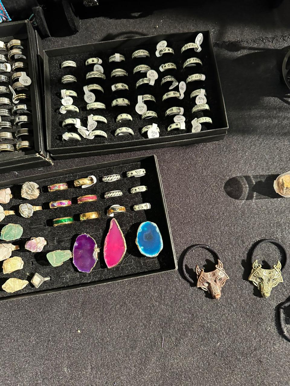 Partij sieraden te koop oa hangers, armbandjes, oorbellen en ringen