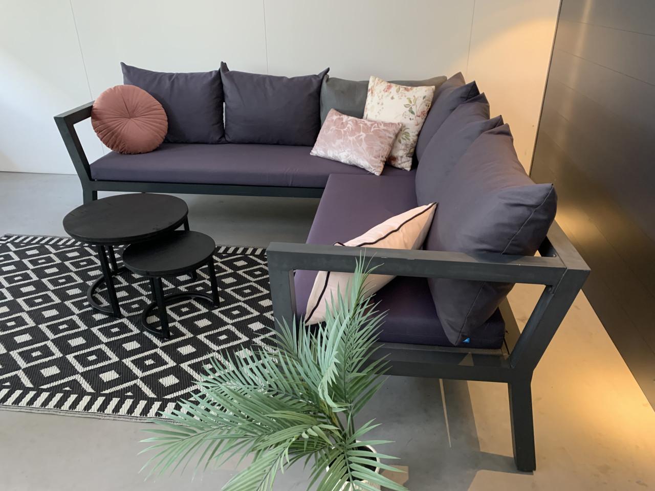 Loungeset, grijs aluminium, blauwe kussens en tafeltjes.