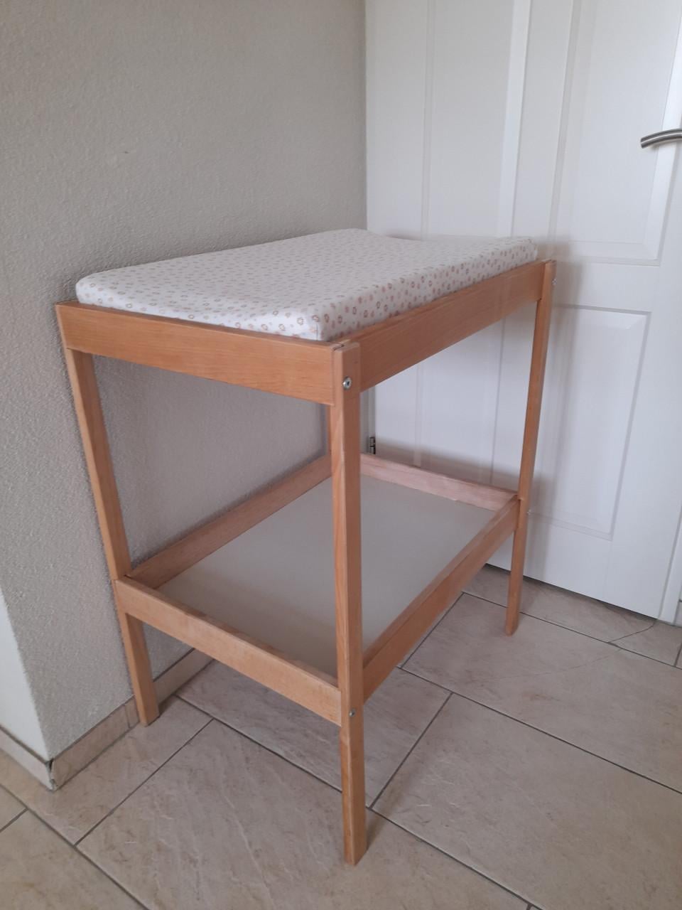 Commode met aankleedkussen (in goede staat )