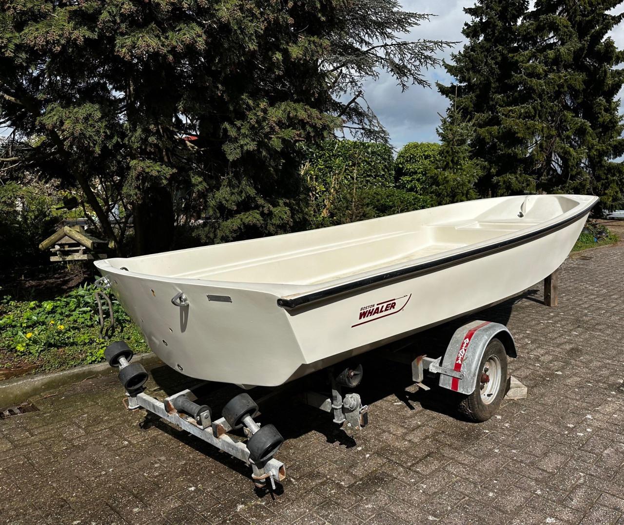 Boston Whaler 13 met Mariner 25pk 4takt buitenboordmotor.