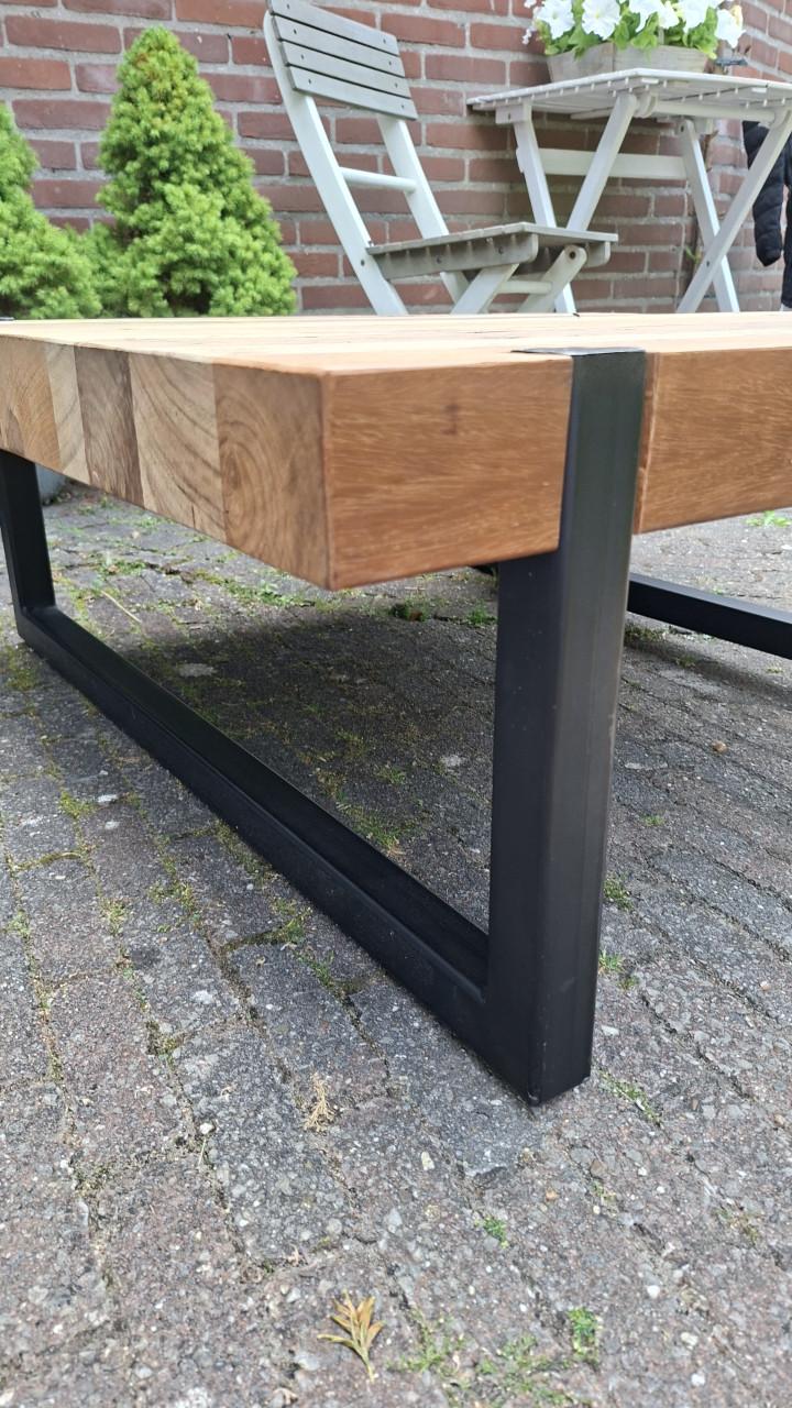 Salontafel van massief hout met metalen poten