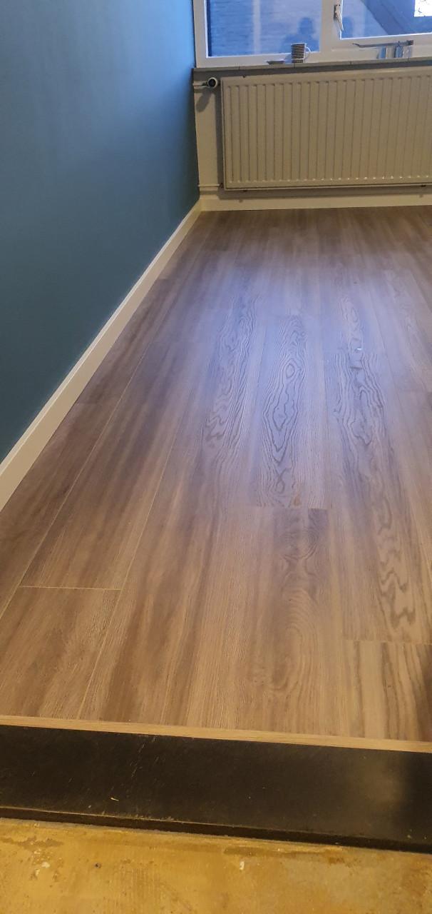 Voor een goede prijs uw laminaat of pvc vloer laten leggen.