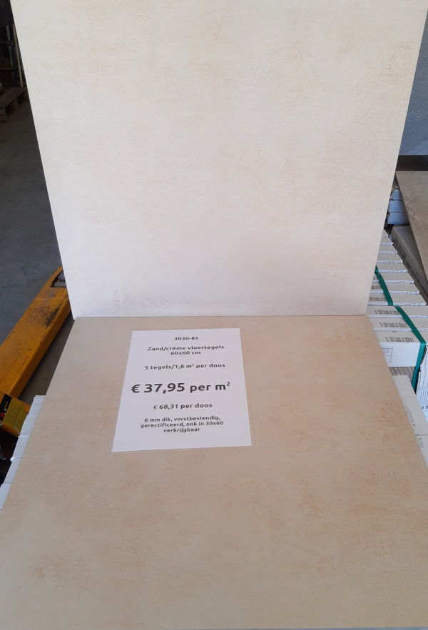 3030-85 ca 18 m² zandkleur/cream betonlook tegels 60x60 cm, per m²