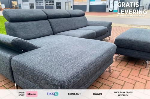 GRATIS LEVERING HEEL NL Montel Grjs Stoffen Hoekbank + Hocker