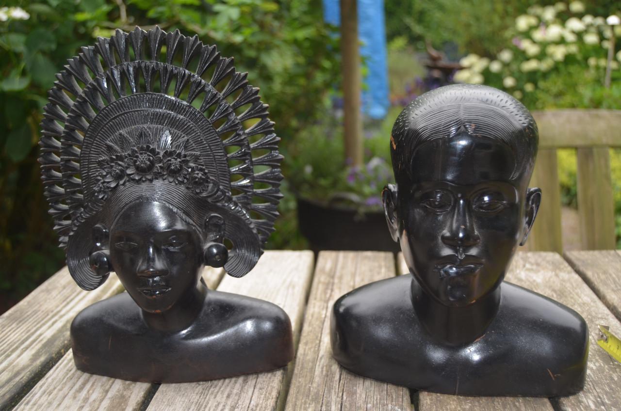 2 Balinese beelden 'hem en haar'.