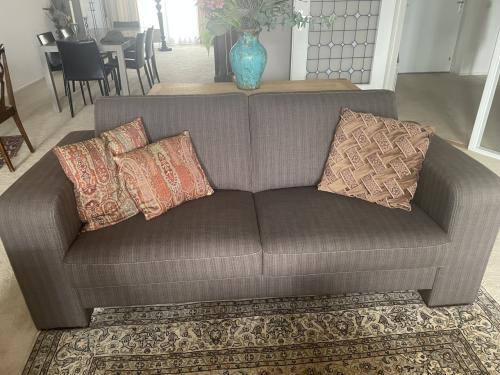 Comfortabele bruine tweepersoonsbank