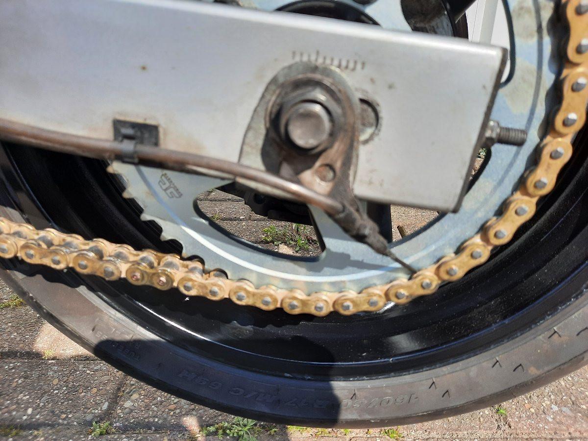 Suzuki GSX600F uit 2006 met superbike stuur