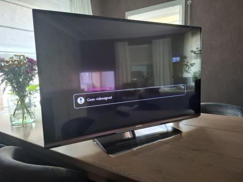 Philips ambilight 42 inch smart tv