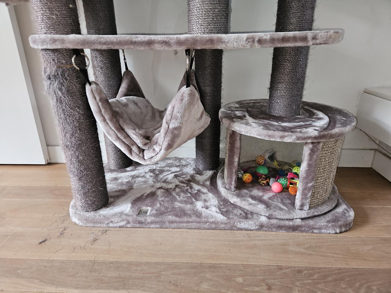 Katten krabtoren van Pet Rebels