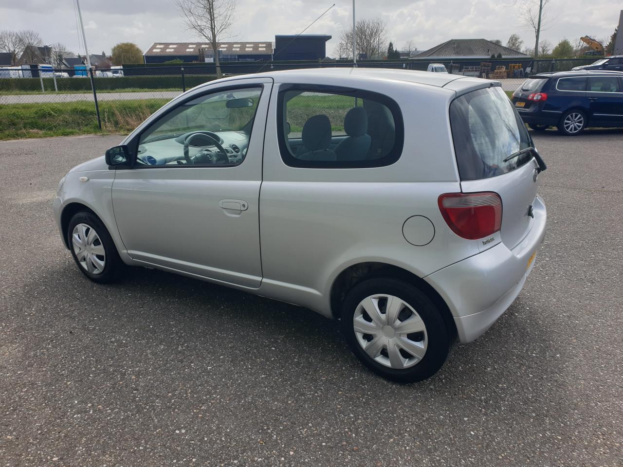 Toyota yaris  1.3   2000