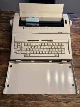 Brother AX-15 elektrische typemachine Getest en werkend.  Met inktlint.