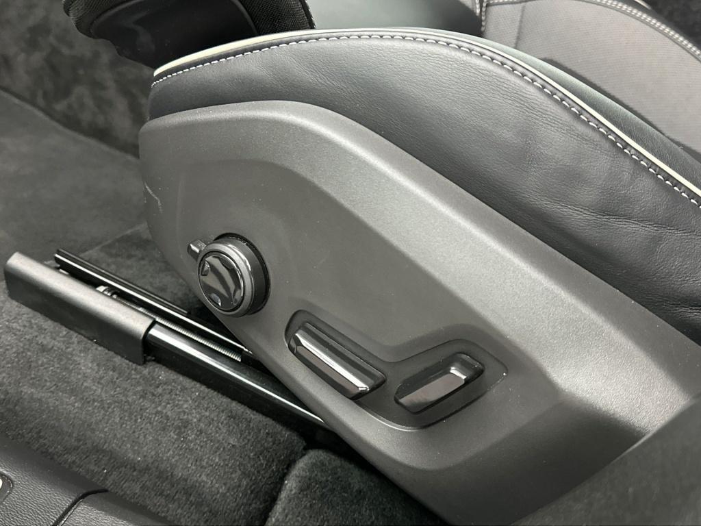 Volvo XC60 t6 398pk recharge black edition ultra| pano| luchtvering| 360 ca