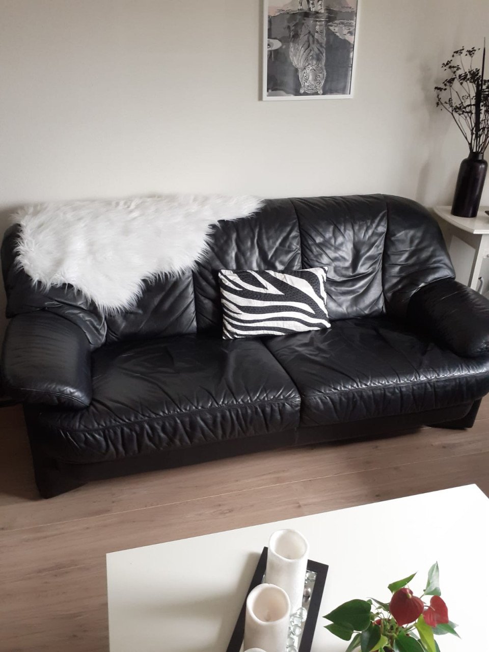 Zwart leren bankstel en salontafel wit