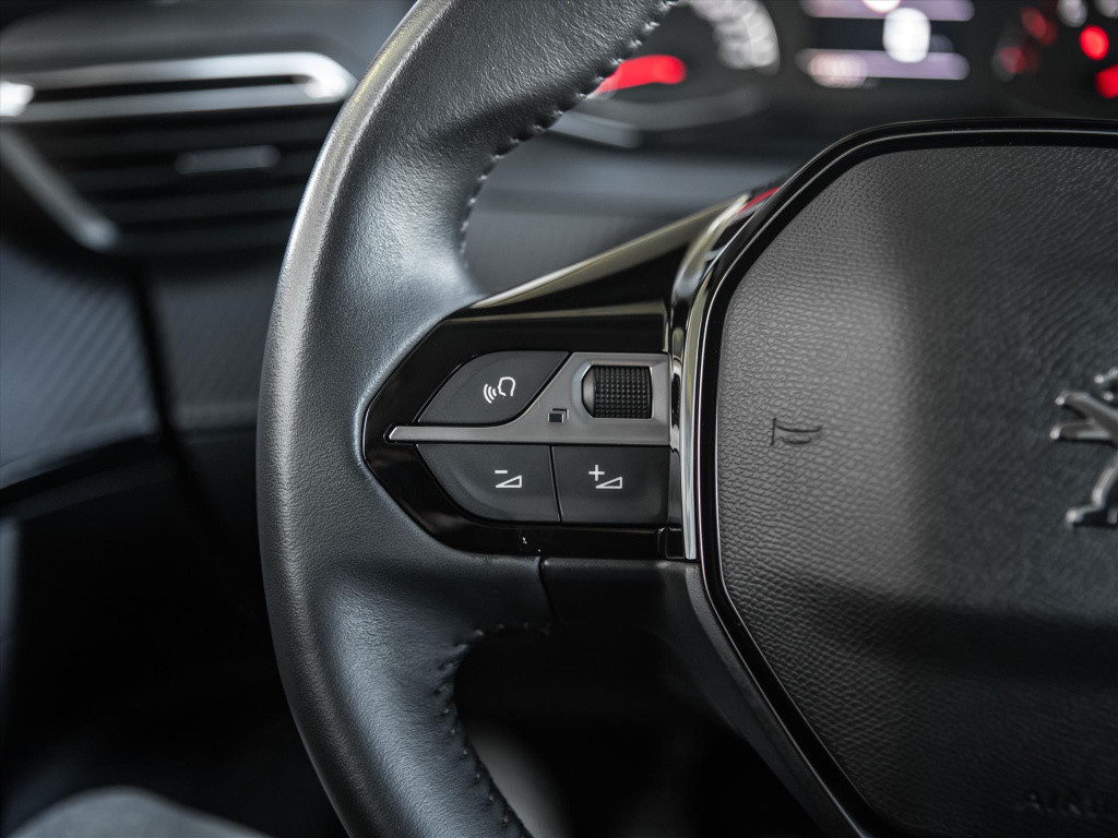 Peugeot 2008 1.2 puretech 130pk allure pack | navigatie | trekhaak | camera