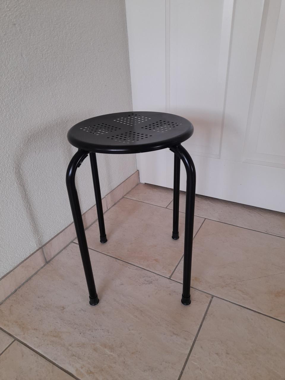 Zwarte kruk  ( in goede nette staat)  29 door snede en 45 hoog