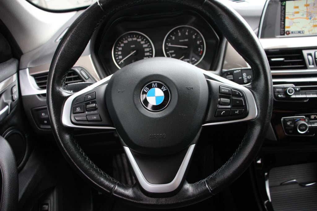 BMW X1 sdrive20i corporate lease executive | led | half leder | pdc |