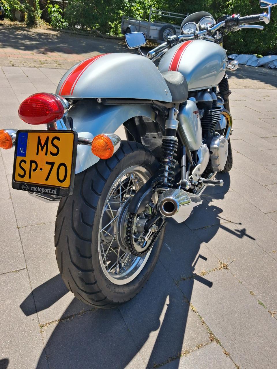 Truimph Thruxton 900
