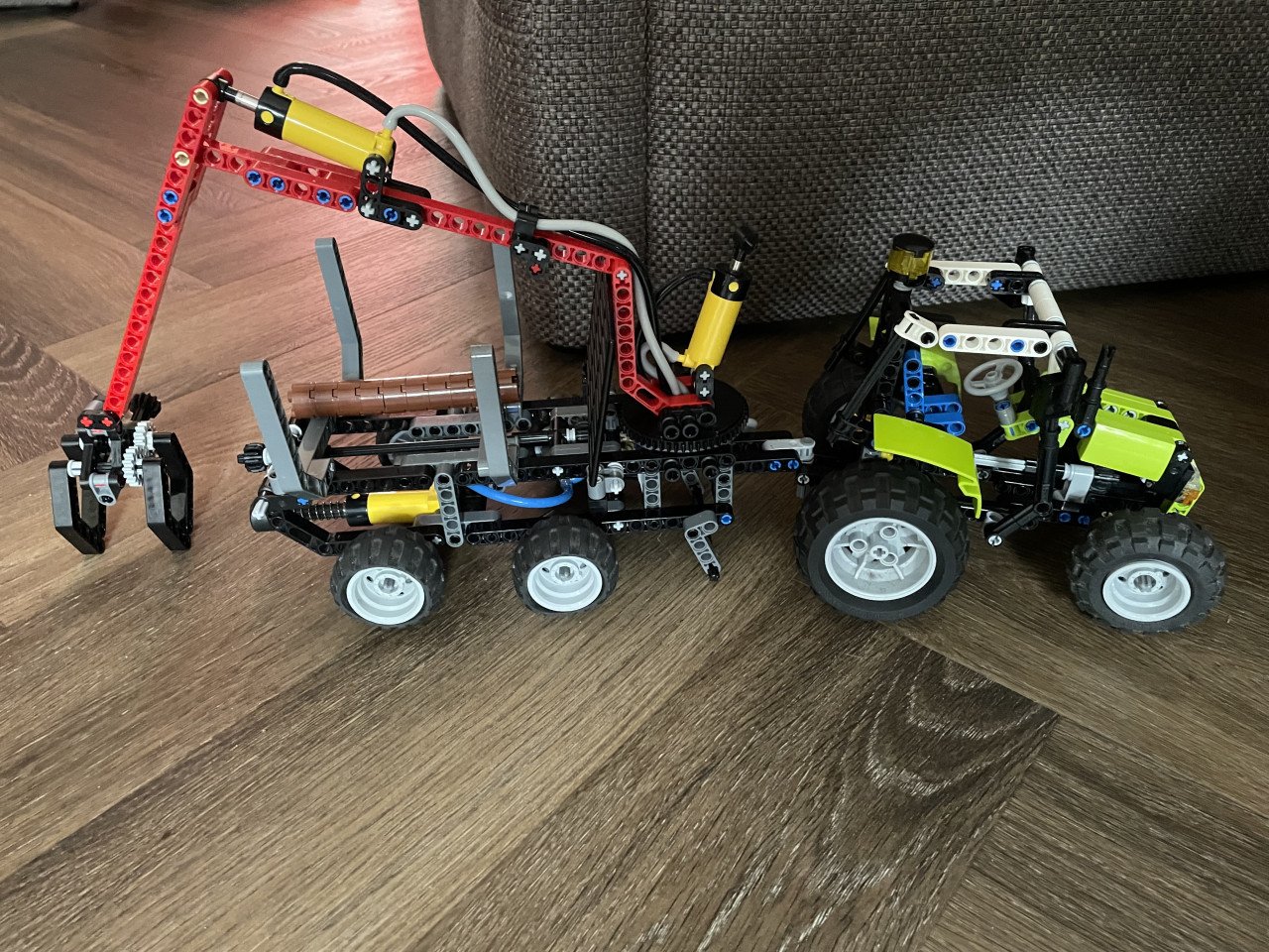 Lego Technic: Tractor met boomstammentrailer 8049