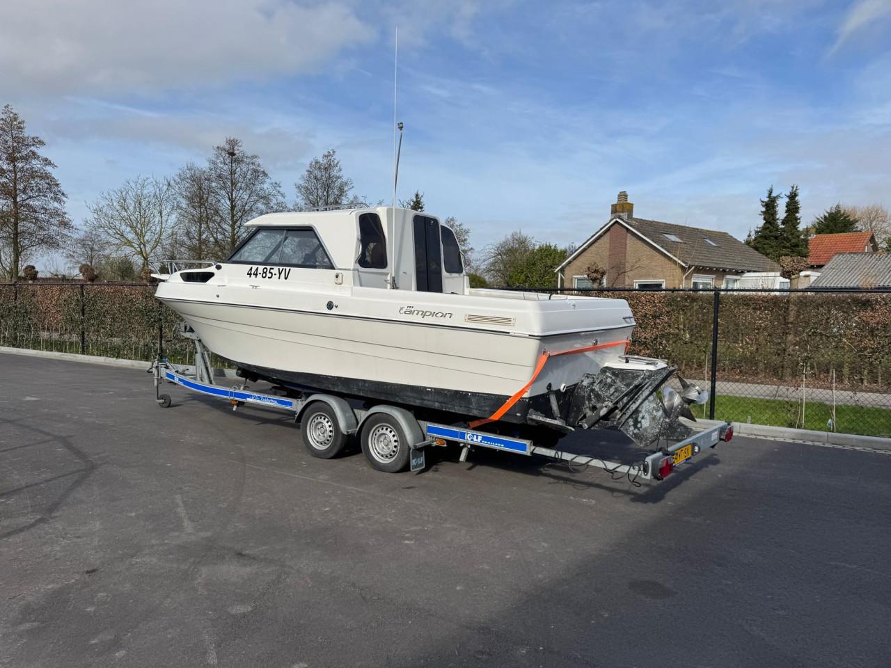 Kajuitboot met 190 pk binnenboord en trailer