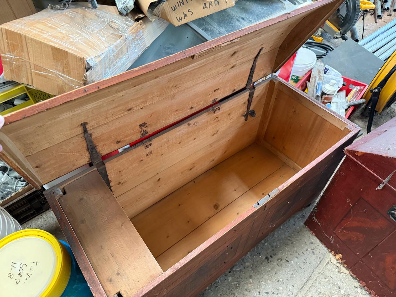 2 grote vintage schatkisten / kledingkisten