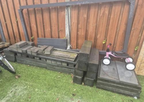 Partijtje tegels voor de tuin.