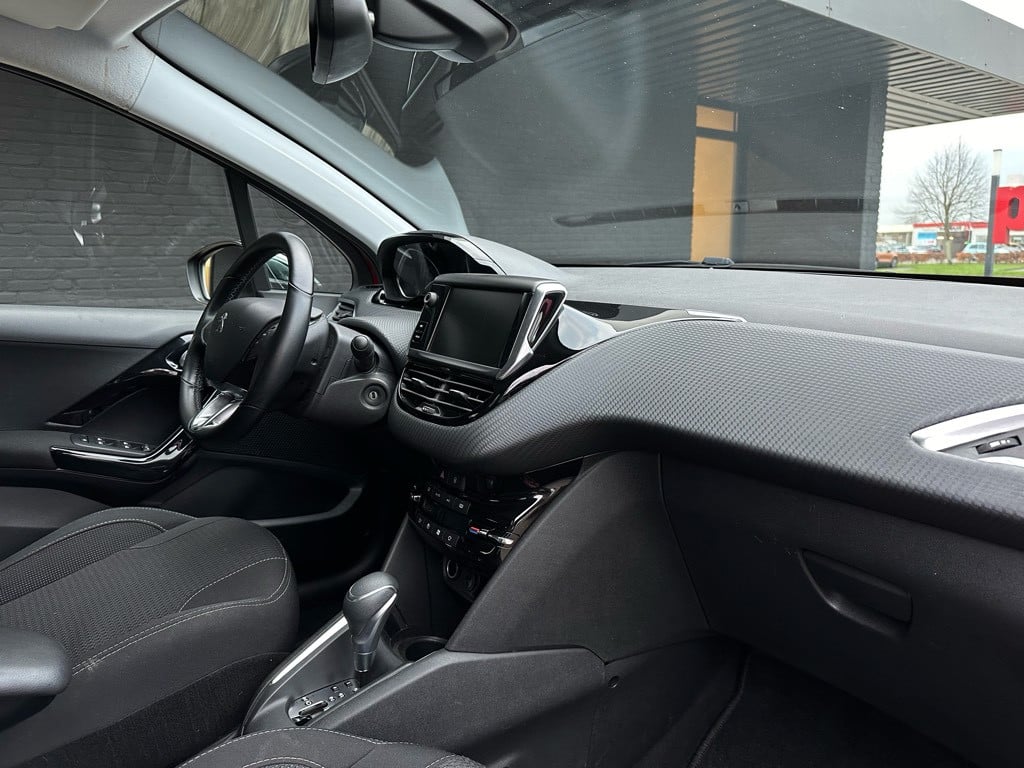 Peugeot 208 1.2t première // automaat //