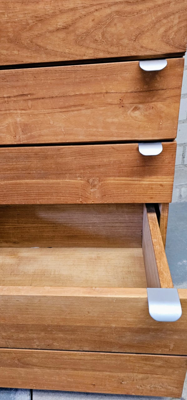 Hoge smalle kast van Teakhout