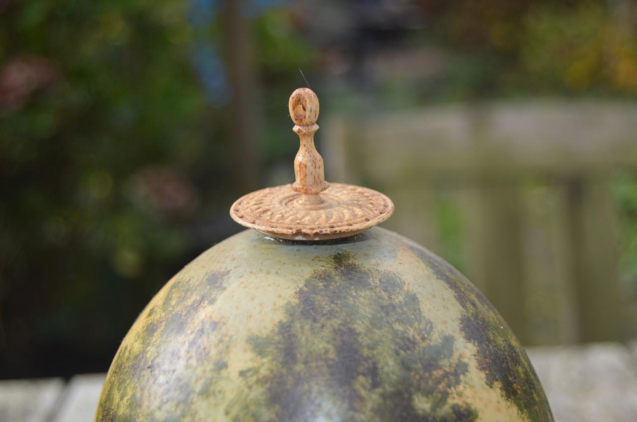 Antiek primitief beschilderd struisvogelei: jachtscene