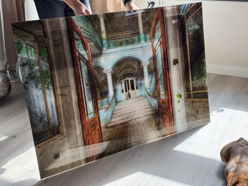 Plexiglas schilderij van verlaten gebouw! In nieuwstaat!