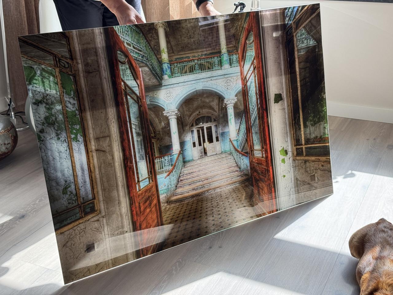 Plexiglas schilderij van verlaten gebouw! In nieuwstaat!