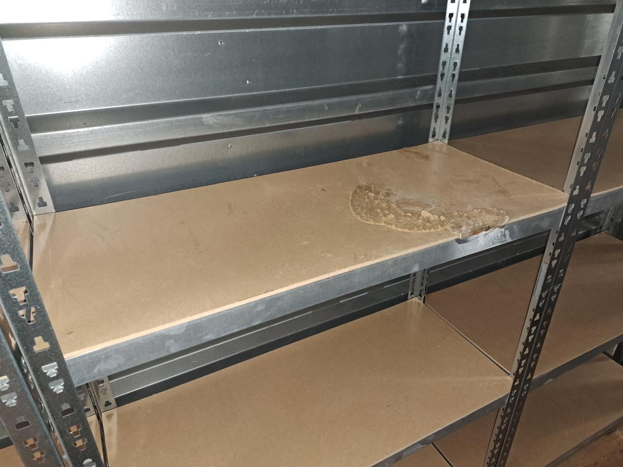 Drie metalen 5-laags stellingen te koop