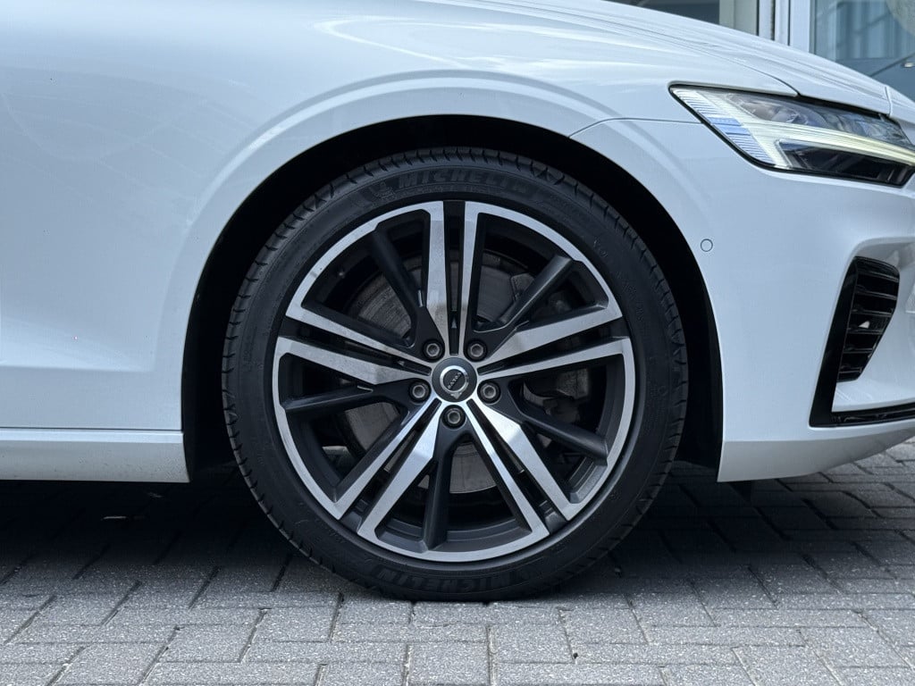 Volvo V60 t6 340pk recharge r-design| panodak| adap.cruise| 360 camera