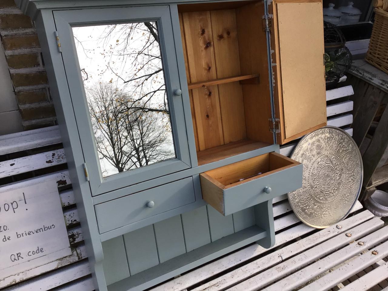 Brocant kastje met spiegels, om op te hangen