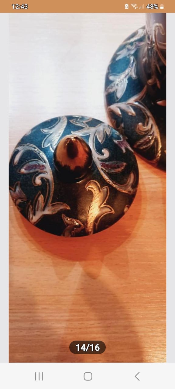 Grote Chinese vaas/urn,  groen-goud bewerkt  39,--€